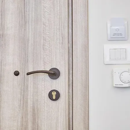Explore From An Uber-central Studio! *